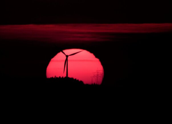 Titel des Fotos: &quot;Mit geballter Energie durch den Sommer&quot;

Sonnenuntergang - fotografiert in der N&auml;he von Brand-Erbisdorf