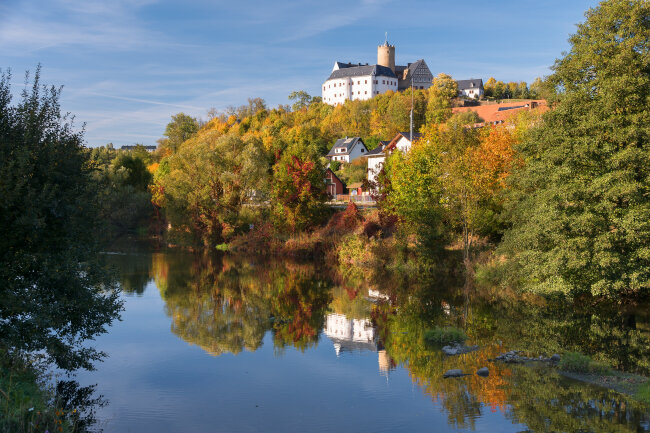 Burg Scharfenstein spiegelt sich in der Zschopau