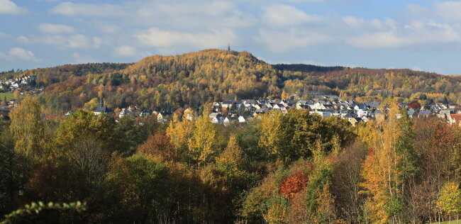 Herbstblick auf die Stadt Oelsnitz (Erzgebirge) und den Gl&uuml;ckaufturm.