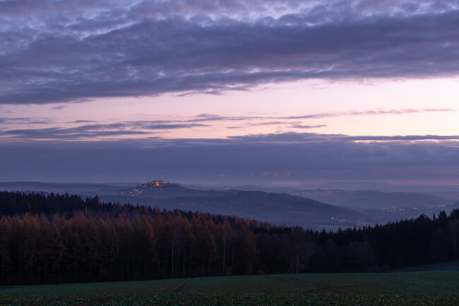 Harmonisch f&uuml;gt sich die Augustusburg in das violette Licht des Sp&auml;therbstes. Blick in das Erzgebirge aus Richtung Hausdorfer H&ouml;he kurz nach Sonnenuntergang.