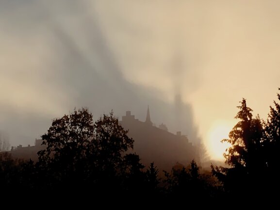 Faszinierendes Schattenspiel am Morgen<br />
Im Gegenlich erhebt sich ein Abbild von Schloss Hoheneck / Stollberg und scheint mit dem Nebel aufzusteigen.