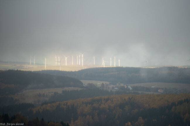 &quot;Windlichter&quot; - Schwer h&auml;ngt der Nebel &uuml;ber den W&auml;ldern rings um Oberwiesenthal. Nur auf die Windr&auml;der f&auml;llt am 29.10.2020 einen Augenblick lang das Licht der fahlen Oktobersonne.  