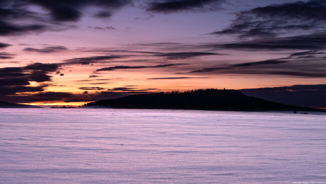 Winterlicher Sonnenuntergang. Das Foto entstand auf der Sehmaer H&ouml;he und zeigt den Scheibenberg.
