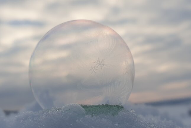 Eingefrorene Schneeflocken auf einer eingefrorenen Seifenblase.