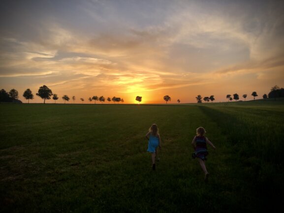 Auf dem Bild sieht man meine Tochter und ihre Cousine beim Versuch den Sonnenuntergang einzufangen. Deshalb der Name &quot;Catching the sunset&quot;