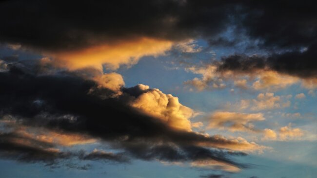 Die letzten Sonnenstrahlen des Tages bringen die Wolken am Himmel zum leuchten. Aufgenommen in Hohndorf.