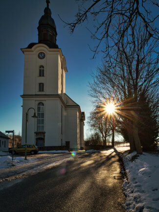 Die wei&szlig;e Kirche in Mildenau, der tiefblaue Himmel und ein wunderbarer Sonnenstern - einfach wundersch&ouml;n. Ich liebe diesen Ort.
